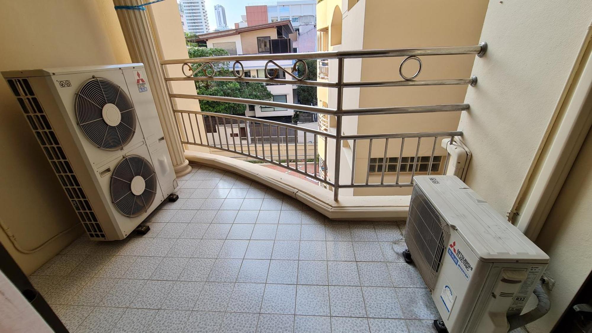 Service Thong Lo Ekkamai Prompong Apartment