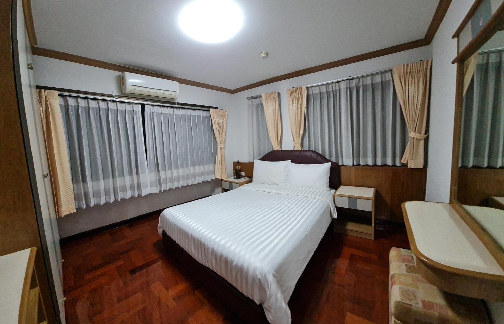 Service Thong Lo Ekkamai Prompong Apartment *