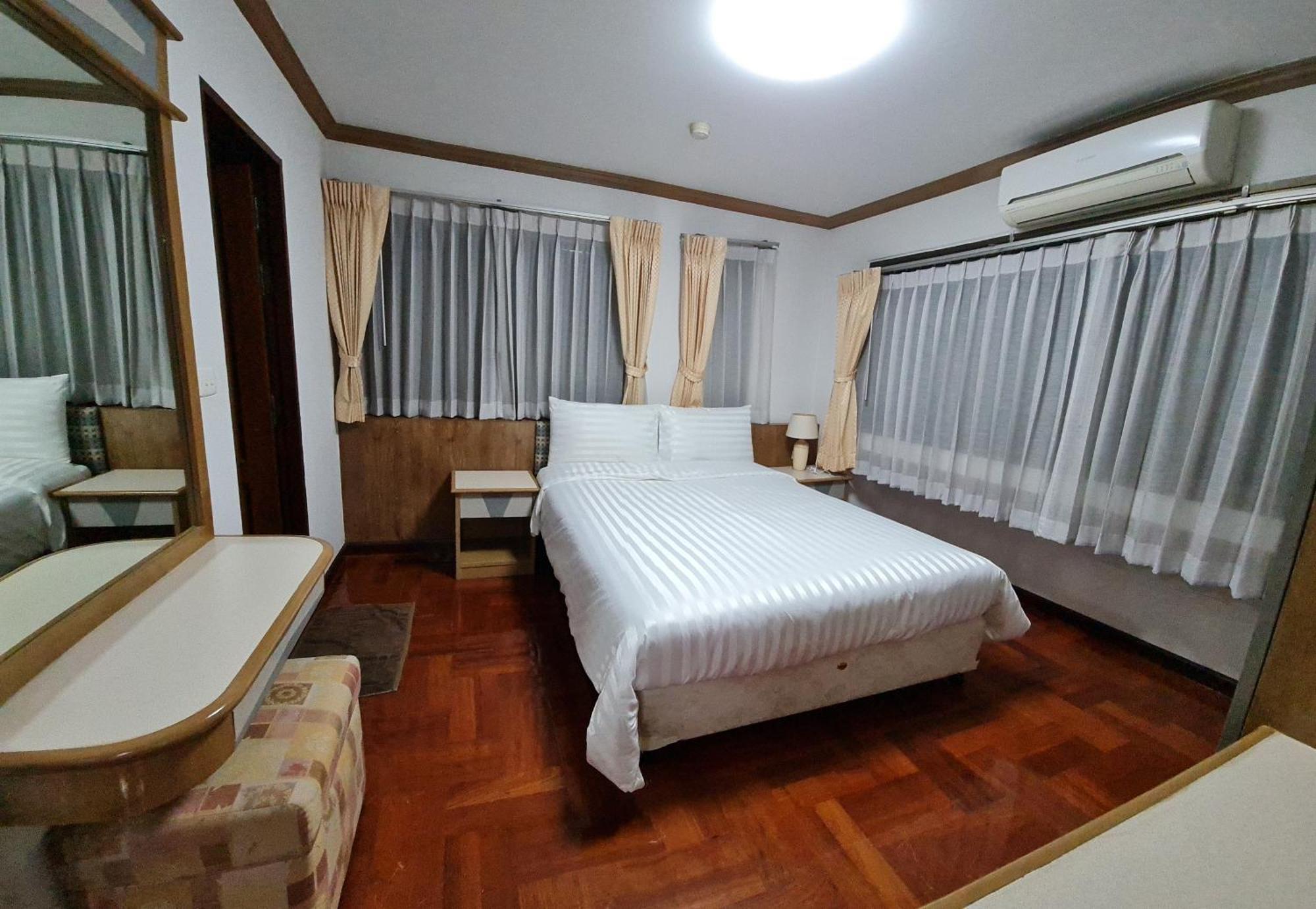 Service Thong Lo Ekkamai Prompong * Bangkok