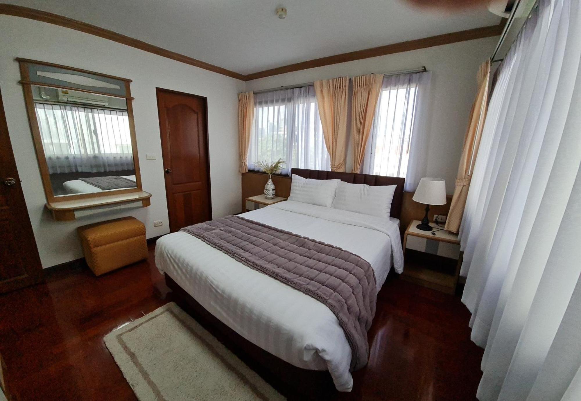 Service Thong Lo Ekkamai Prompong Apartment