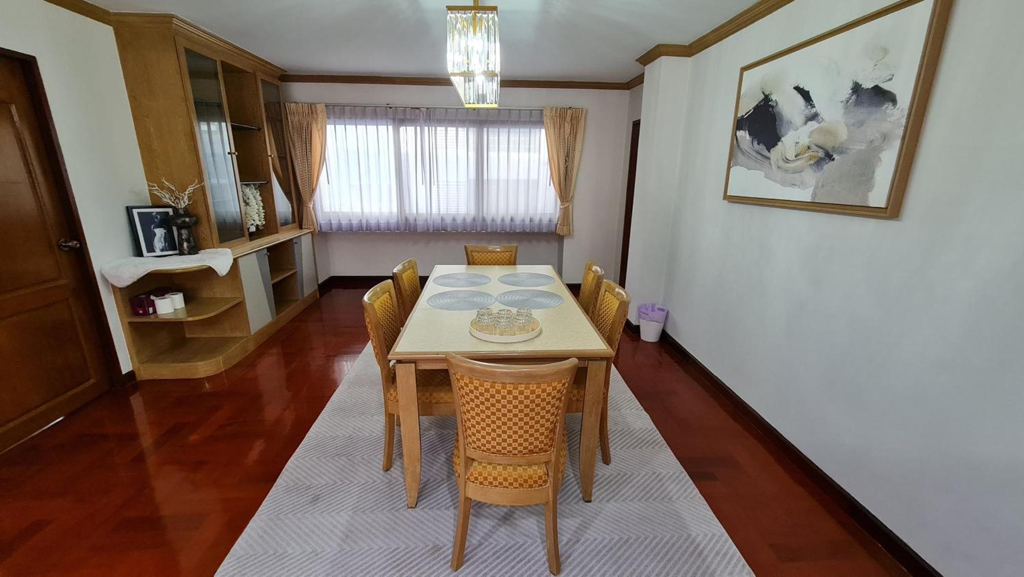 Service Thong Lo Ekkamai Prompong Apartment *