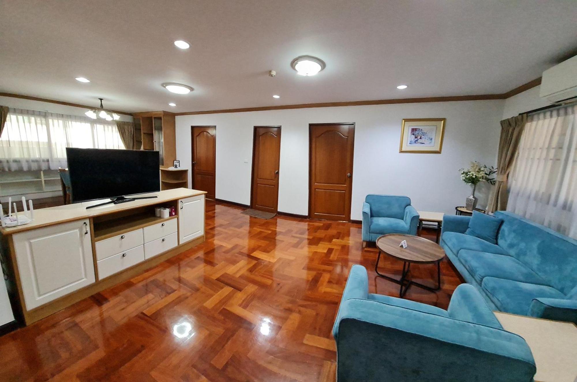 Service Thong Lo Ekkamai Prompong Apartment *