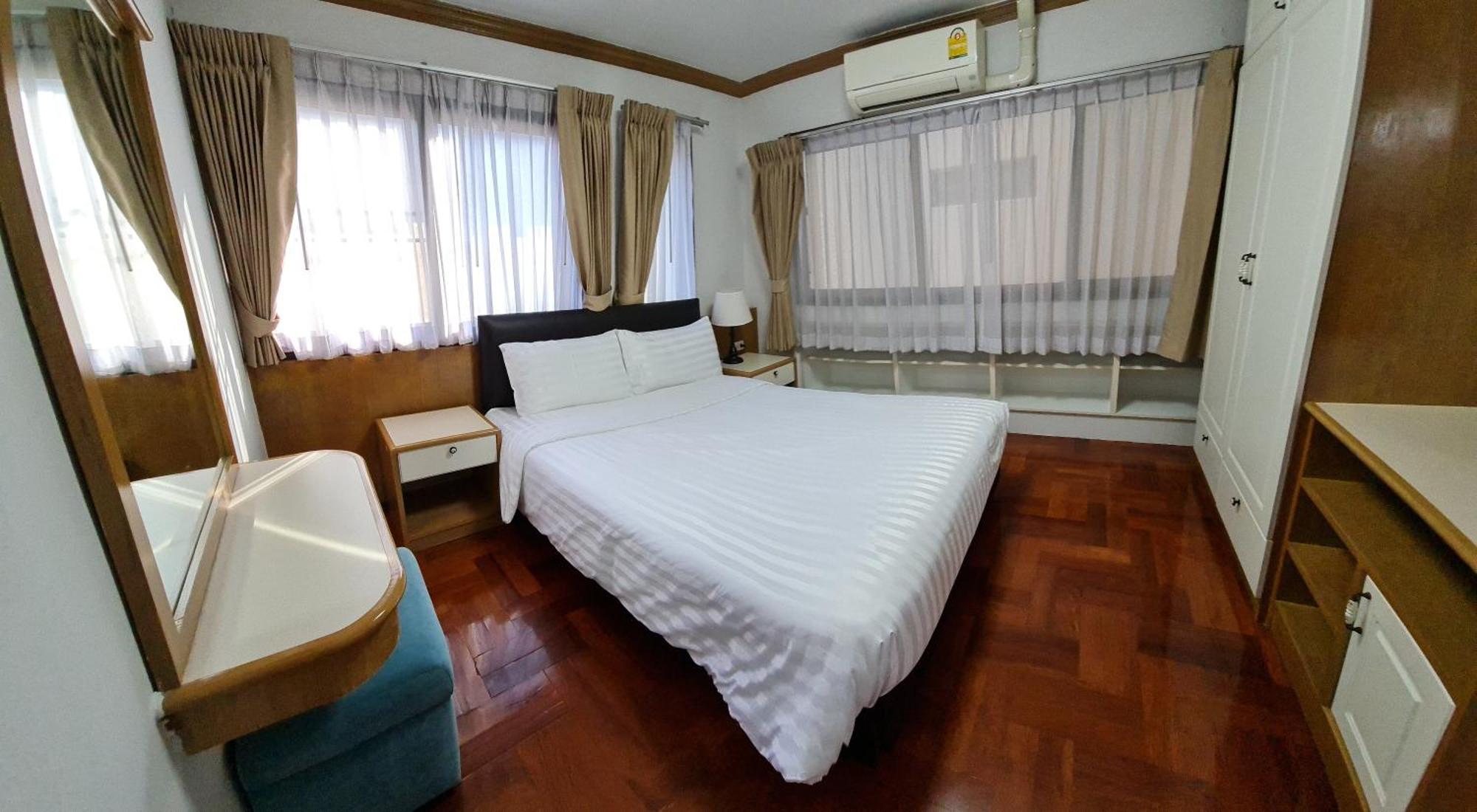 Service Thong Lo Ekkamai Prompong * Bangkok